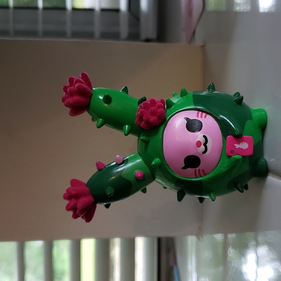 Tokidoki Cactus Bunnies collectible vinyl figure - Petal - Picture 3 of 4